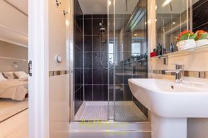 ensuite- click for photo gallery